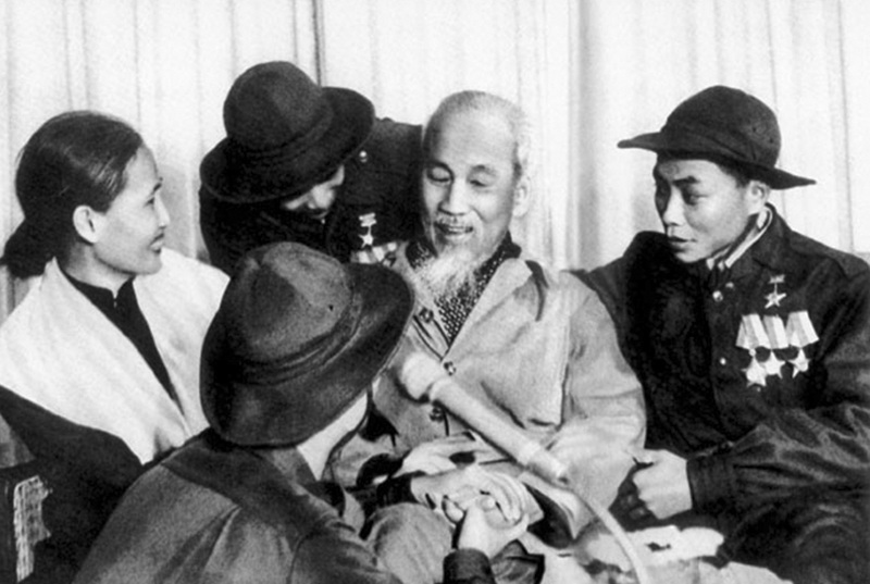 Bác Hồ về thăm quê Nghệ An ngày 14-6-1959.