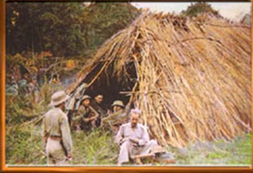 Bác cùng các anh bộ đội nghỉ ngơi trong một túp lều tranh.