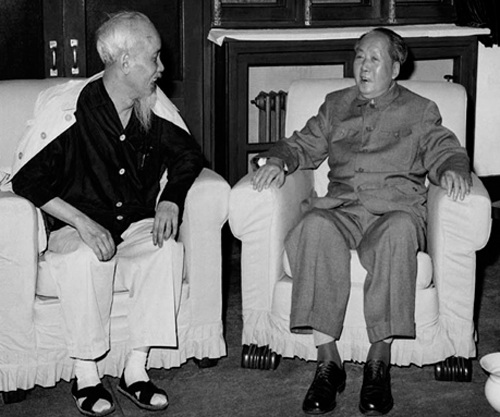 Chủ tịch Hồ Chí Minh tiếp ông Mao Trạch Đông (Chủ tịch nước Cộng hòa nhân dân Trung Hoa).