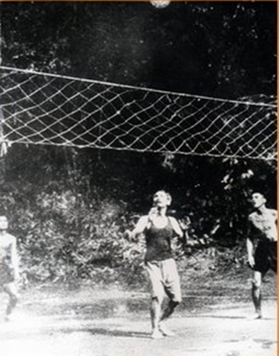 Bác Hồ chơi bóng chuyền cùng các chiến sỹ và nói: Tự tôi ngày nào cũng cũng tập.