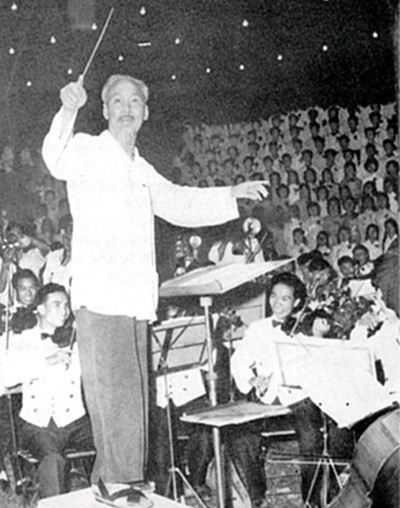 Bác Hồ bắt nhịp trong một buổi hòa nhạc.