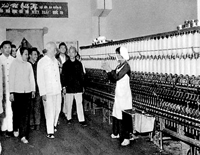 Hồ Chí Minh đẹp nhất tên Người - 12 Bắc thăm một nhà máy ở miền Bắc.