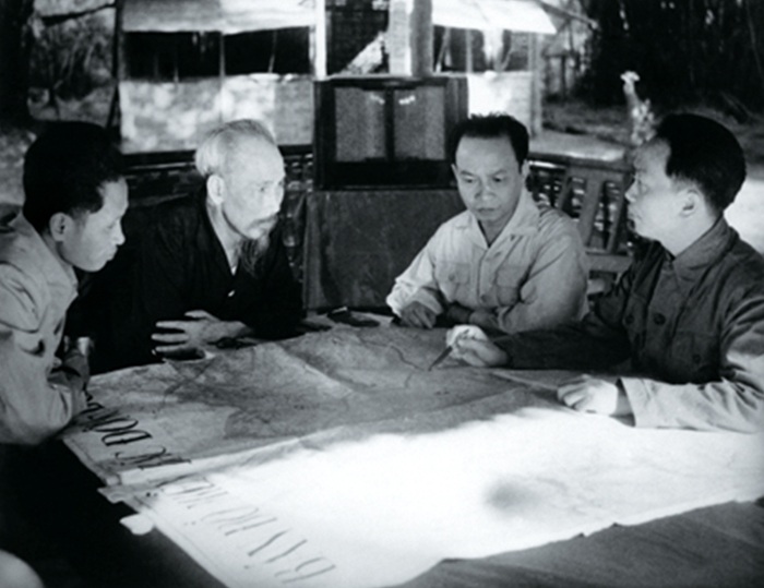 Bàn kế hoạch giải phóng đất nước.