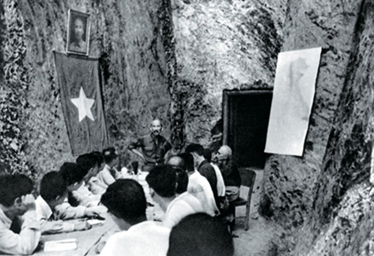 Bác Hồ nói chuyện với cán bộ trong một lần họp kín.