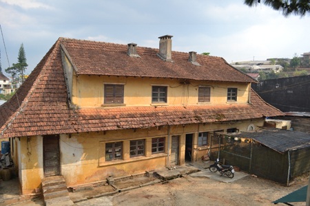  Trần nhà vẫn còn dấu ấn của một thời hoàng kim.