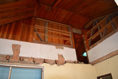  Trần nhà vẫn còn dấu ấn của một thời hoàng kim.