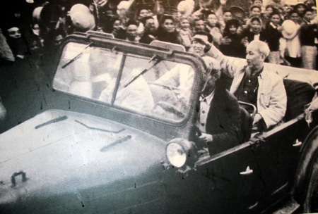 Bác Hồ về thăm quê Nghệ An ngày 14-6-1959.