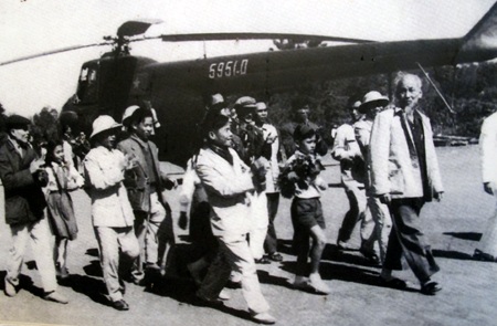 Bác Hồ về thăm nông trường Đông Hiếu (huyện Nghĩa Đàn cũ, nay TX Thái Hòa) vào ngày 10-12-1961.