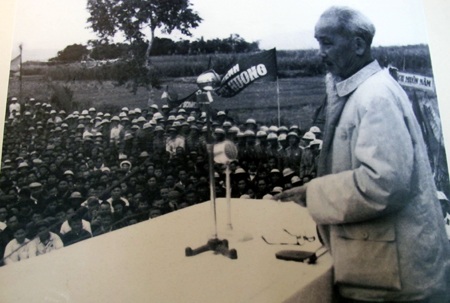 Bác Hồ nói chuyện với nhân dân Kim Liên, Nam Đàn ngày 9-12- 1961.