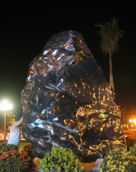 Khối đá rực rỡ sắc màu nhờ ánh đèn đêm