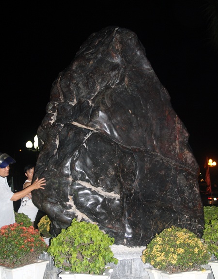 Khối đá quý nặng gần 40 tấn