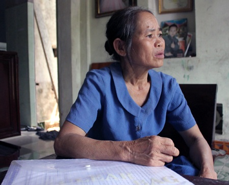  Bà Dảo bức xúc về việc xã tự ý cắt đất trong vườn nhà bà bán