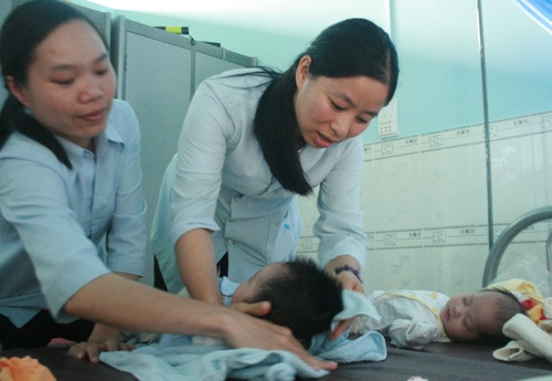 Các sơ chăm sóc, nuôi nấng các em nhỏ mới được nhặt về.