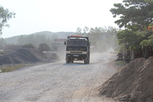 Bụi và tiếng ồn cùng tra tấn người dân