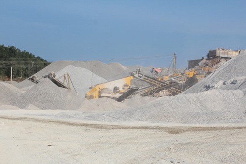 Mỏ đá đang phá cuộc sống sinh hoạt của người dân nơi đây.