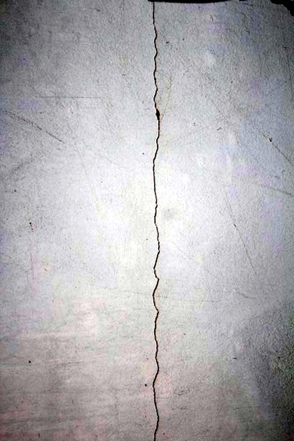 Một trong số các vết nứt trên tường nhà chị Vũ Thị Hoa ở xóm 9 xã Quỳnh Xuân.