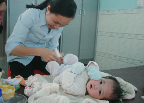 Được chăm sóc các em hàng ngày là niềm vui của các sơ.