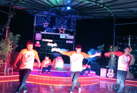 Các nhóm nhảy làm sôi động cả chương trình.