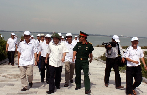 Lãnh đạo tỉnh Nghệ An thăm các chiến sỹ Đảo Ngư.