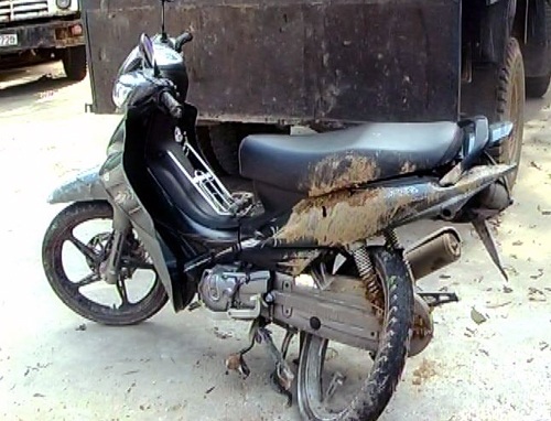 Chiếc xe máy của cán bộ kiểm lâm bị đâm hư hỏng.