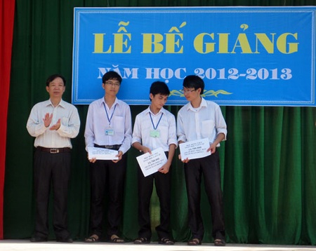 Các em học sinh trường THPT Chuyên Phan Bội Châu nhận phần thưởng.