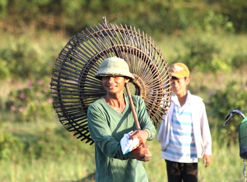 Ngay từ 6 giờ sáng mọi người trên tay, trên vai những cái nơm để chuẩn bị cho ngày lễ bắt cá.