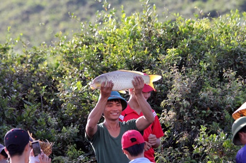 Sản phẩm của lễ hội đánh cá khi một người dân đánh được con cá chép nặng hơn 4kg.