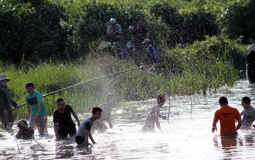 Chị em cũng sẵn sàng cột rớ.