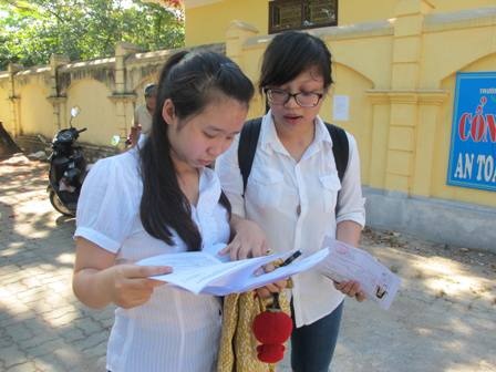 Thí sinh xem lại bài sau khi ra khỏi phòng thi. (Ảnh: Nguyễn Duy).