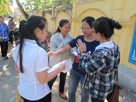 Thí sinh xem lại bài sau khi ra khỏi phòng thi. (Ảnh: Nguyễn Duy).