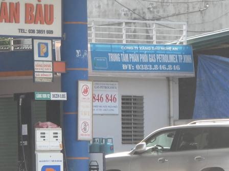 Điểm mặt những cây xăng “tử thần” trong thành phố - 6 Cạnh cây xăng Quán Bàu là cửa hàng phân phối gas.