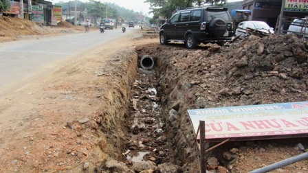 Hàng chục hộ dân bức xúc vì công trình thoát nước