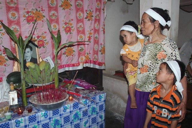 Người mẹ già cùng hai con thơ bên bàn thờ người anh Chu Sĩ Hạnh.