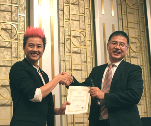 Thanh Duy Idol nhí nhảnh bên bạn bè quốc tế.