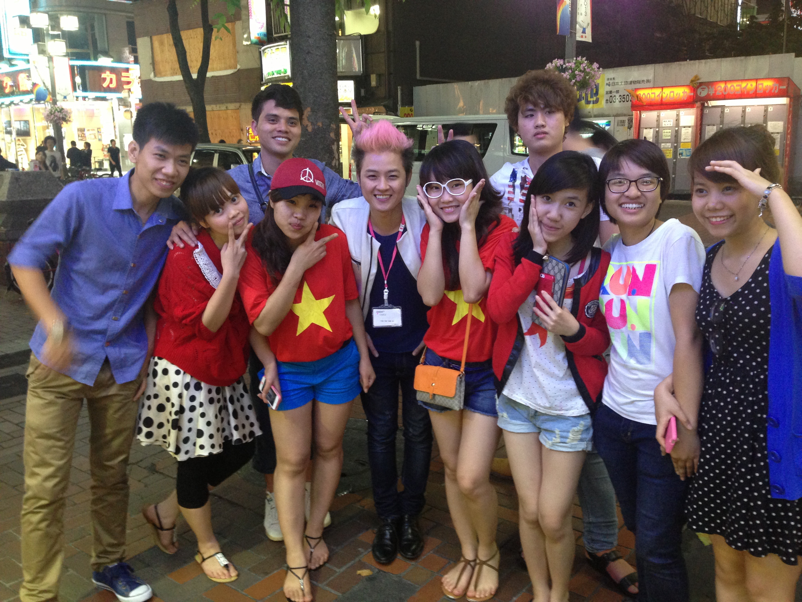 Phí Linh, Nguyên Khang bên nhóm hoạt động của mình.