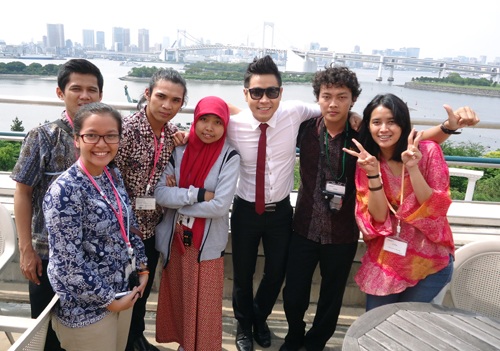 Phí Linh, Nguyên Khang bên nhóm hoạt động của mình.