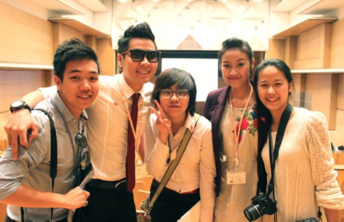 An Huy, Nguyên Khang, Phí Linh cùng các bạn trẻ Việt Nam tại một hội nghị.