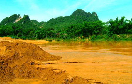 Mênh mông bùn đỏ tràn về bản.