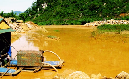 Khai thác khoáng sản ở đầu nguồn khe Nậm Tôn tạo ra nước đỏ quanh năm.