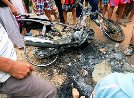 Chiếc xe cẩu tặc bị người dân đốt cháy thành tro. (Ảnh: Nguyễn Hải)