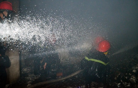 Các chiến sỹ PCCC nỗ lực dập đám cháy.