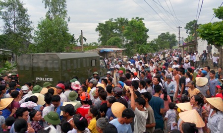 Xe cảnh sát đưa hai tên cẩu tặc đi cấp cứu đã bị người dân quá khích cản trở.