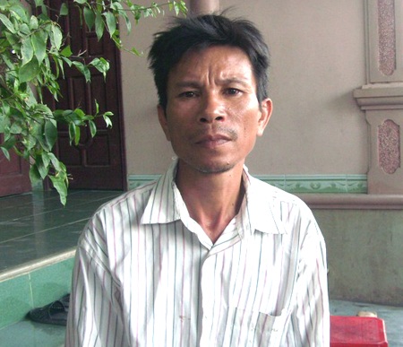 Ông Bùi Văn Hùng, bố của nạn nhân, đau buồn trước cái chết của người con trai.