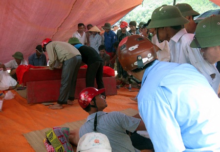 Thi thể hai em được vớt lên khâm liệm.