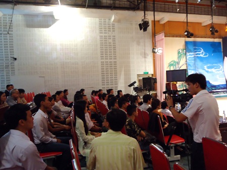 Các thí sinh tham dự liên hoan tiếng hát truyền hình giải Sao mai năm 2013 - Nghệ An.