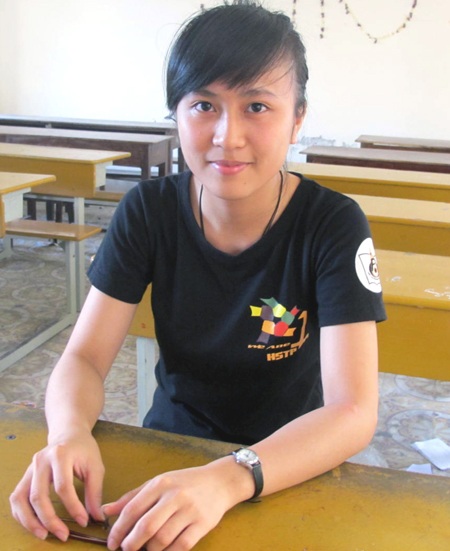 Minh Hằng chụp ảnh kỷ niệm với một người bạn tại Hàn Quốc trong chuyến giao lưu trại hè.