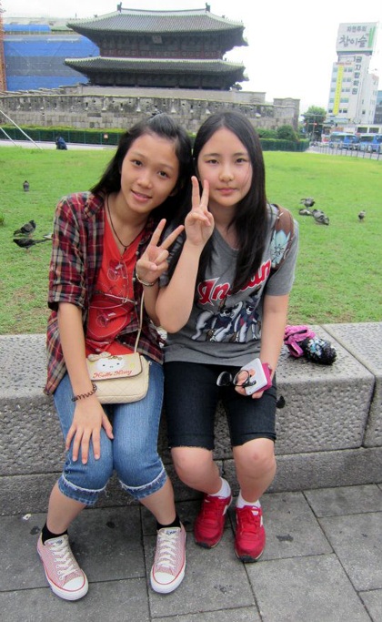 Minh Hằng chụp ảnh kỷ niệm với một người bạn tại Hàn Quốc trong chuyến giao lưu trại hè.