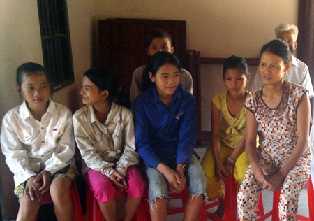 5 bé gái được em Được cứu sống đã đến gia đình em Được để cảm ơn.