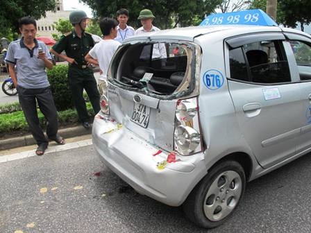 Xe khách tông xe bồn, hàng chục hành khách hoảng loạn - 4 Chiếc taxi bị hư hỏng nặng phần đuôi.