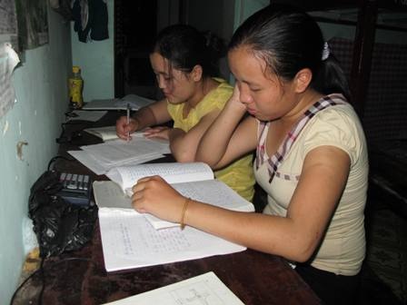 Sĩ tử tranh thủ ôn thi trước giờ “xung trận”